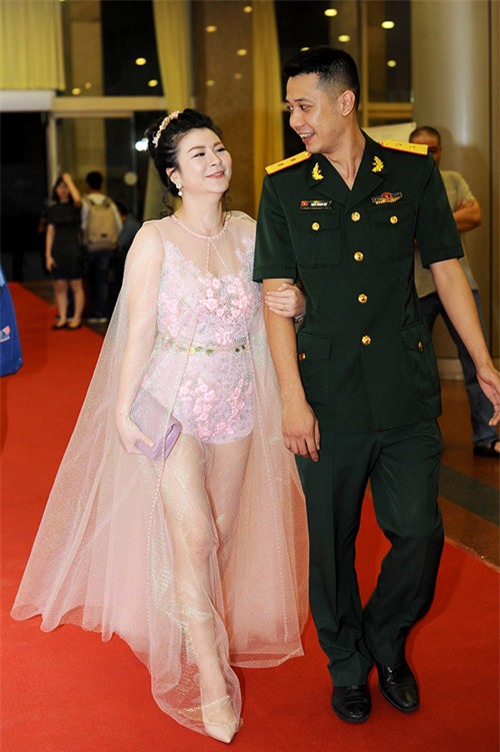 nhung chiec dam ren khong muon ngam lai cua sao viet tuan qua - 4