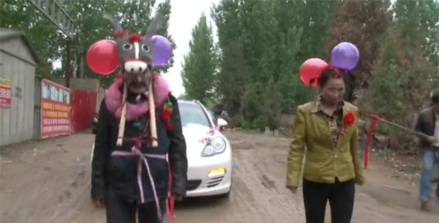 Sốc: Bố mẹ chú rể hóa trang thành lừa kéo xe hoa cho con trai - Ảnh 1.