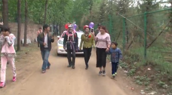 Sốc: Bố mẹ chú rể hóa trang thành lừa kéo xe hoa cho con trai - Ảnh 3.