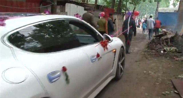 Sốc: Bố mẹ chú rể hóa trang thành lừa kéo xe hoa cho con trai - Ảnh 4.