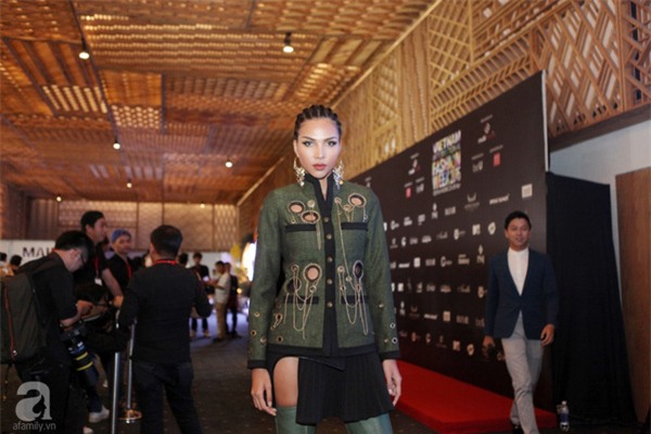 Thảm đỏ tuần lễ thời trang ngày cuối