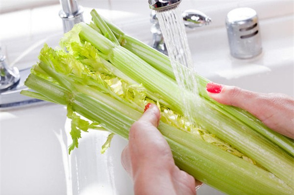 Sử dụng nước chảy trực tiếp lên thực phẩm để loại bớt hóa chất