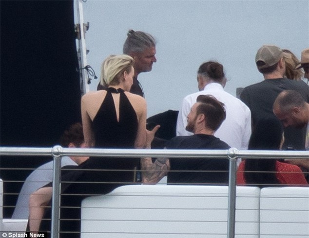 Fan tá hỏa khi thấy Beckham thân mật với gái lạ trên du thuyền 880 tỷ VNĐ - Ảnh 10.