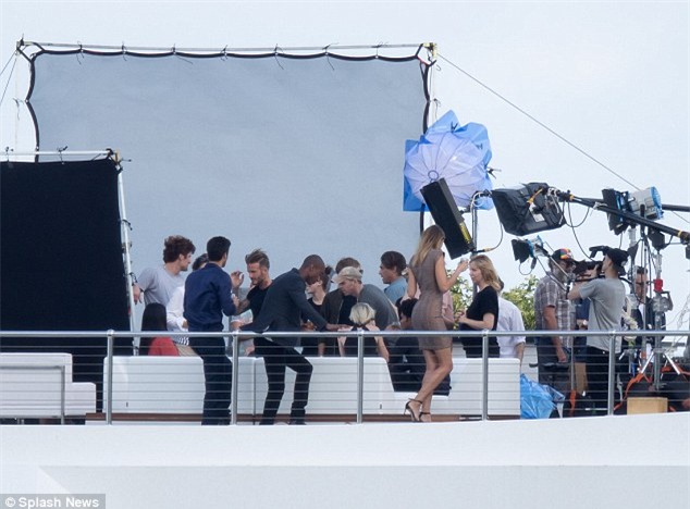 Fan tá hỏa khi thấy Beckham thân mật với gái lạ trên du thuyền 880 tỷ VNĐ - Ảnh 2.