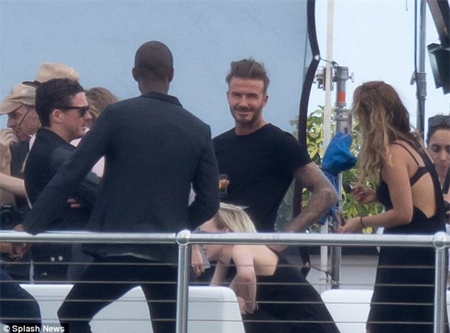 Fan tá hỏa khi thấy Beckham thân mật với gái lạ trên du thuyền 880 tỷ VNĐ - Ảnh 4.