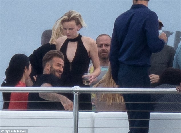 Fan tá hỏa khi thấy Beckham thân mật với gái lạ trên du thuyền 880 tỷ VNĐ - Ảnh 5.