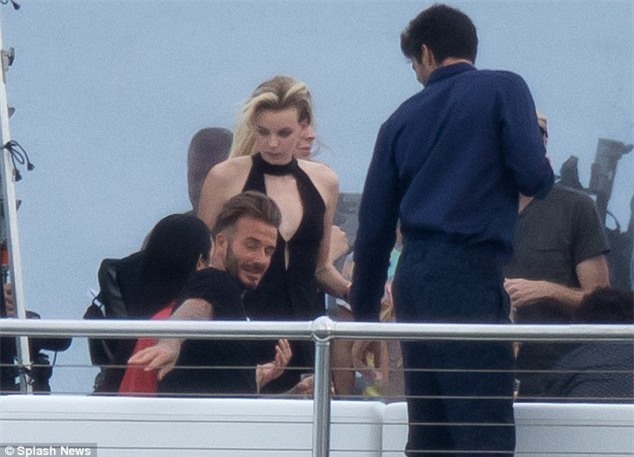 Fan tá hỏa khi thấy Beckham thân mật với gái lạ trên du thuyền 880 tỷ VNĐ - Ảnh 6.
