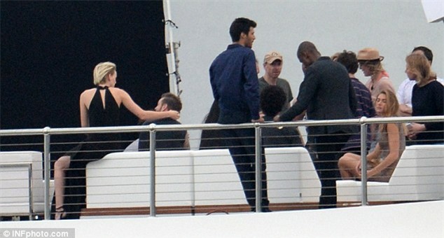 Fan tá hỏa khi thấy Beckham thân mật với gái lạ trên du thuyền 880 tỷ VNĐ - Ảnh 7.