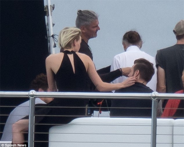 Fan tá hỏa khi thấy Beckham thân mật với gái lạ trên du thuyền 880 tỷ VNĐ - Ảnh 8.