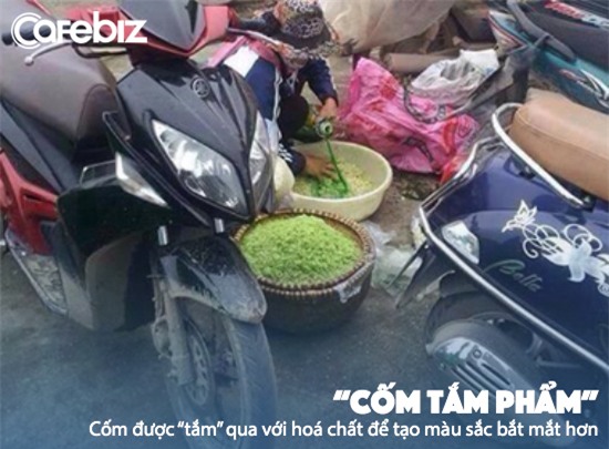 Màu xanh của lá chưa đủ để tăng lợi nhuận, người bán cốm này dùng tới phẩm màu để giúp cốm bắt mắt hơn.