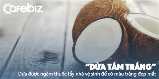 Để có được hình dáng trắng đẹp mắt, người ta không ngần ngại sử dụng nước tẩy rửa nhà vệ sinh để cọ trắng dừa, những chất tẩy rửa này có chứa axit, có thể phá huỷ dạ dày nếu tiêu thụ phải.