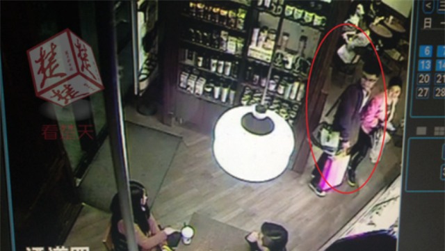 
CCTV ghi lại được hình ảnh một tên trong nhóm đại gia tiếp cận cô sinh viên và mời đi uống cà phê để lừa tiền.
