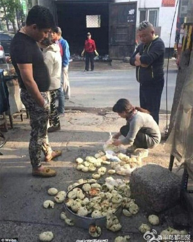 Sau khi hất đổ cả rổ bánh bao...