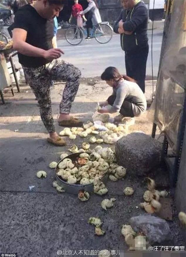 ... tên côn đồ còn dẫm nát từng cái một trong khi người bán hàng rong chỉ biết nuốt nước mắt nhặt lại số bánh bị hỏng.