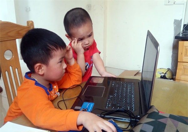 Nguy cơ “mất” con vì... điện thoại, máy tính - 1