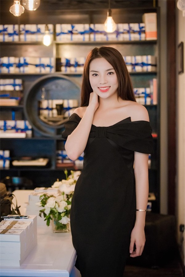 Hoa hậu Kỳ Duyên liên tục xuất hiện với chiếc cằm ngày càng nhọn - Ảnh 8.