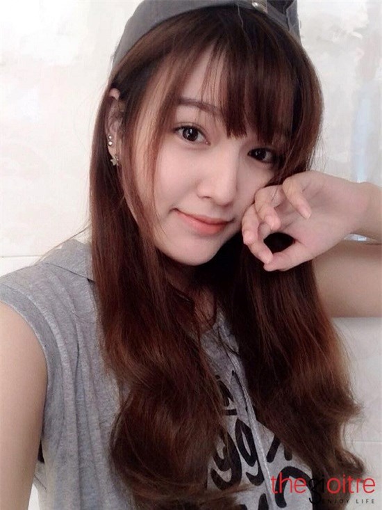 Tuy việc học ở trường khá dày đặc nhưng với bản tính thích sống tự lập và niềm đam mê thể hiện bản thân trước ống kính, Xuân Hương đã chọn công việc làm mẫu ảnh để vừa thỏa niềm yêu thích chụp ảnh đồng thời kiếm thêm nguồn thu nhập trang trải cuộc sống. Tính đến bây giờ Xuân Hương đã có thâm niên hơn 3 năm trong vai trò mẫu ảnh và cô nàng khá có duyên với các studio ảnh cưới.