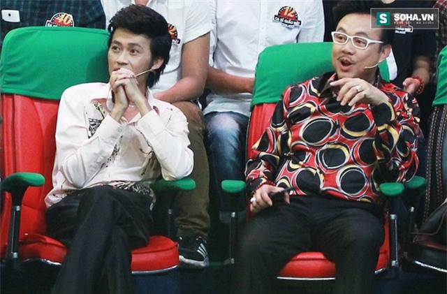 Cả hai còn ngồi chung ghế nóng...