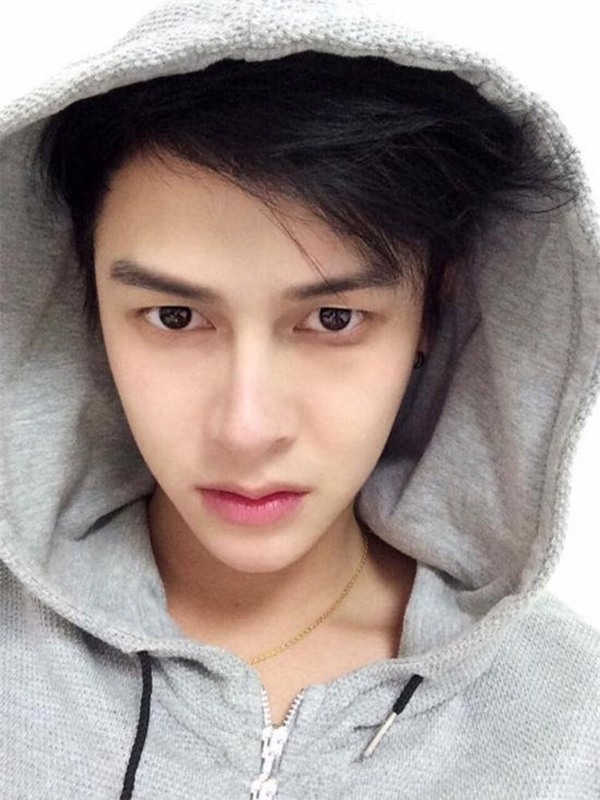 Choáng ngợp trước dung nhan của chàng trai Thái làm trai thì đẹp mà làm gái cũng xinh - Ảnh 3.