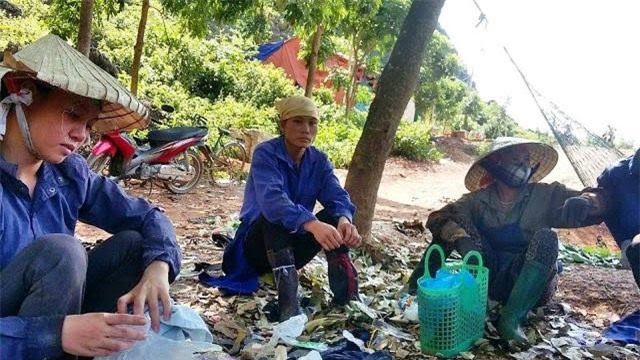 Những phút nghỉ ngơi hiếm hoi của những phận người mưu sinh trên rác.