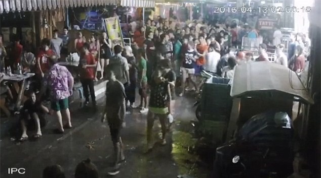 Thái Lan: Cả gia đình người Anh bị nhóm côn đồ đánh bất tỉnh tại khu nghỉ dưỡng nổi tiếng - Ảnh 4.