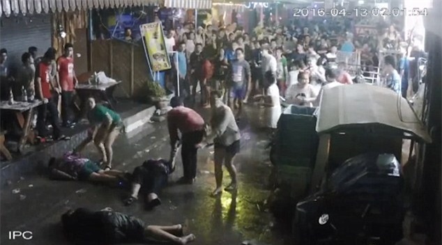 Thái Lan: Cả gia đình người Anh bị nhóm côn đồ đánh bất tỉnh tại khu nghỉ dưỡng nổi tiếng - Ảnh 10.