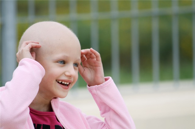 
Nụ cười của một em bé đang bị bệnh ung thư máu hành hạ.
