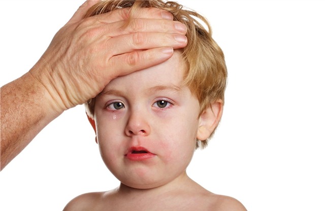 Các bậc phụ huynh cần sớm phát hiện những dấu hiệu sức khỏe bất thường của trẻ.