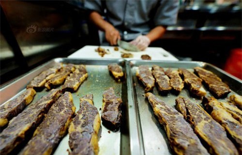 Những miếng thịt bò ngon nhất được tẩm ướp và chế biến vô cùng tỉ mỉ.