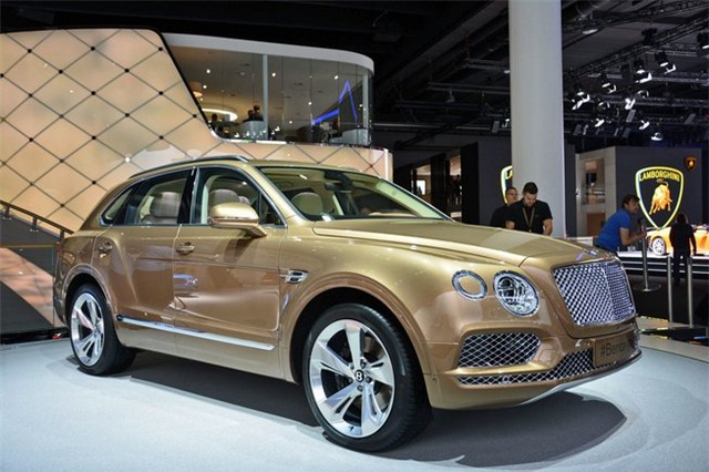 Mẫu Bentley Bentayga hiện là mẫu SUV siêu sang mạnh nhất, đắt nhất với công suất 600 mã lực và mô-men xoắn 898Nm, cho khả năng tăng tốc từ 0-100km/h trong 4 giây và tốc độ cực đại 301 km/h. Hiện chiếc xe này có giá bán khởi điểm tại Mỹ là 230.00 USD