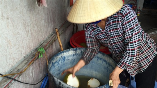 Phóng viên ghi nhận cảnh vợ ông Hồng đang lấy dừa ngâm với nước tẩy trắng bán cho khách.