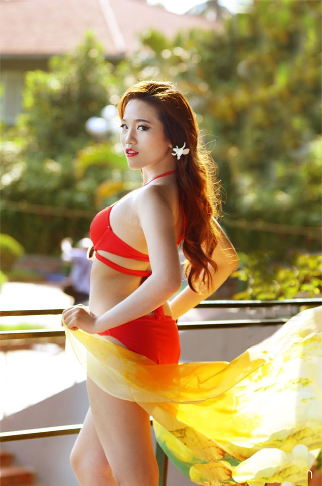 hai thieu nu nong bong nhat “bua tiec bikini” hinh anh 3