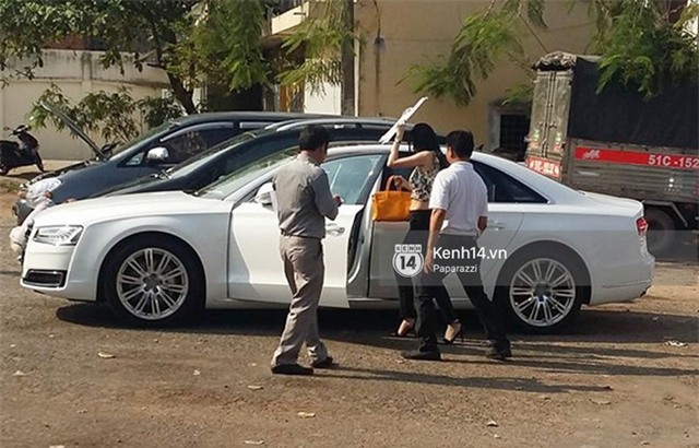 Thủy Tiên đội nắng đi bấm biển số xe sang 5,5 tỉ do Công Vinh tặng - Ảnh 10.