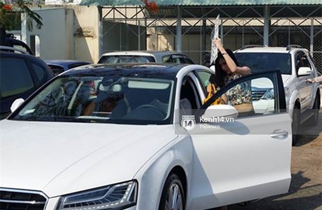 Thủy Tiên đội nắng đi bấm biển số xe sang 5,5 tỉ do Công Vinh tặng - Ảnh 11.