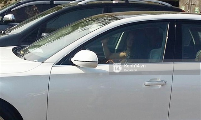 Thủy Tiên đội nắng đi bấm biển số xe sang 5,5 tỉ do Công Vinh tặng - Ảnh 13.