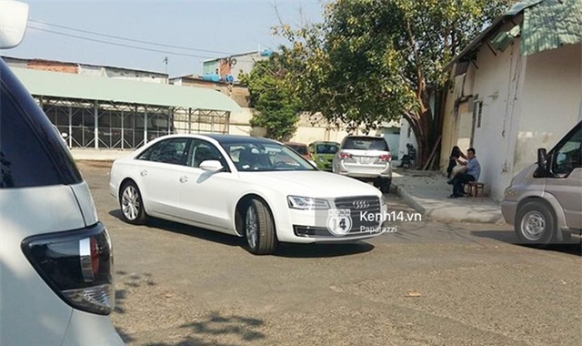 Thủy Tiên đội nắng đi bấm biển số xe sang 5,5 tỉ do Công Vinh tặng - Ảnh 2.