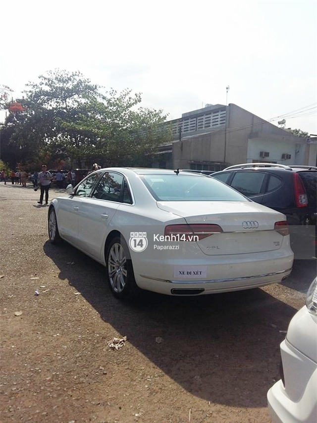 Thủy Tiên đội nắng đi bấm biển số xe sang 5,5 tỉ do Công Vinh tặng - Ảnh 3.