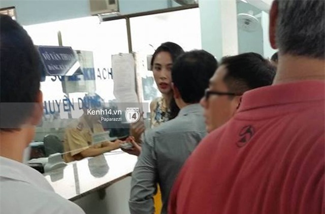 Thủy Tiên đội nắng đi bấm biển số xe sang 5,5 tỉ do Công Vinh tặng - Ảnh 7.