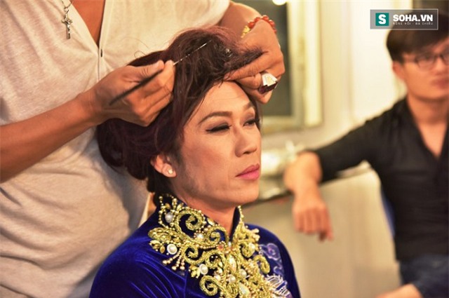 
Hoài Linh không bao giờ cho người ta làm mặt mình nếu thùng make-up để dưới đất. Trong ảnh, chuyên gia Phi Phi đang hóa trang cho một vai giả gái của danh hài.
