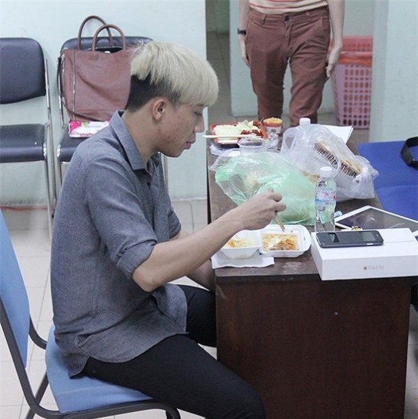 Một bên má của Trấn Thành mọc rất nhiều mụn lớn và những vết thâm do mụn để lại.