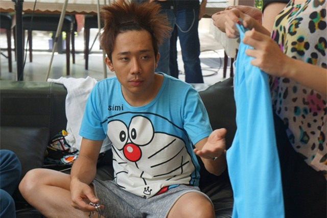 Những khoảnh khắc hậu trường kém tươi tỉnh và kém bảnh trai như thường thấy của Trấn Thành.