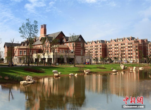 Choáng ngợp trước ngôi trường nhà giàu đẹp như trong truyện cổ tích - Ảnh 5.