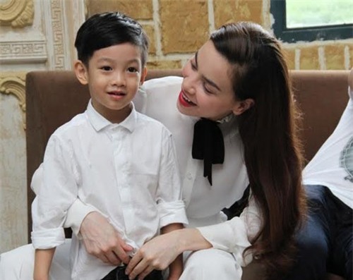 Hà Hồ luôn chọn cách im lặng trước bão dư luận.