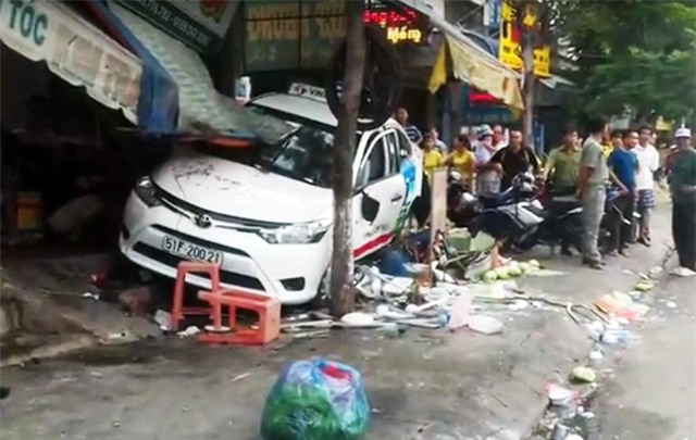 Taxi lao vao quan an, cuon nhieu khach xuong gam hinh anh 1