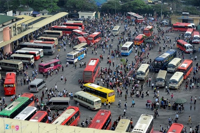 Nguoi dan un un ra ben xe ve que nghi le 30/4 hinh anh 1
