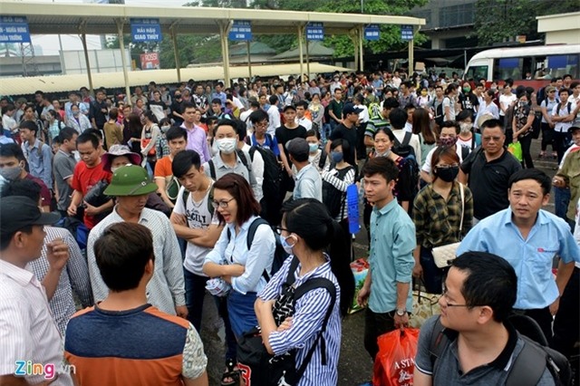 Nguoi dan un un ra ben xe ve que nghi le 30/4 hinh anh 10