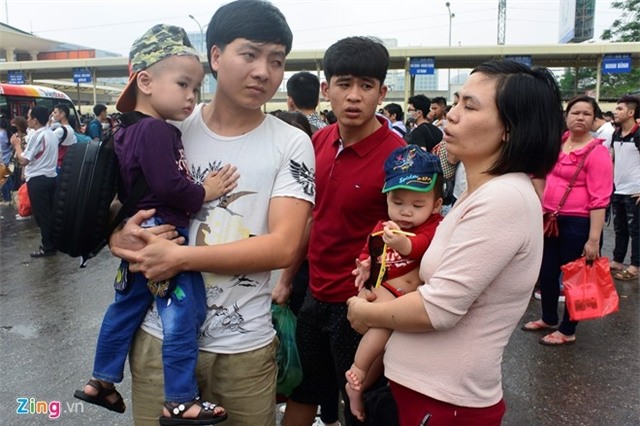 Nguoi dan un un ra ben xe ve que nghi le 30/4 hinh anh 11