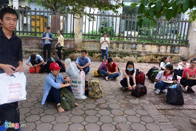 Nguoi dan un un ra ben xe ve que nghi le 30/4 hinh anh 13