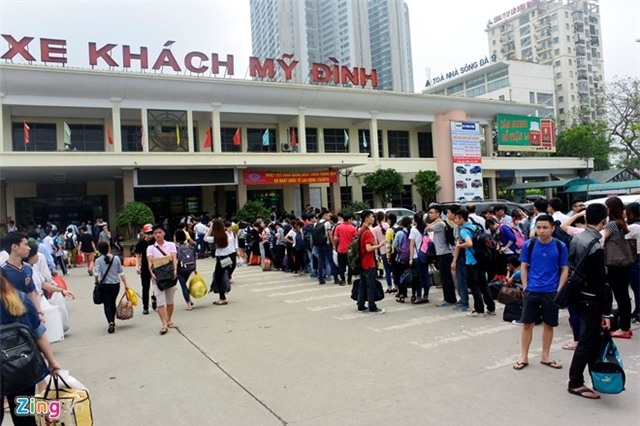 Nguoi dan un un ra ben xe ve que nghi le 30/4 hinh anh 2