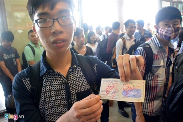 Nguoi dan un un ra ben xe ve que nghi le 30/4 hinh anh 4